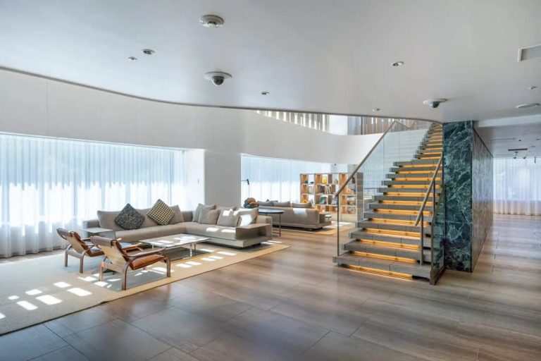 カフェラウンジ