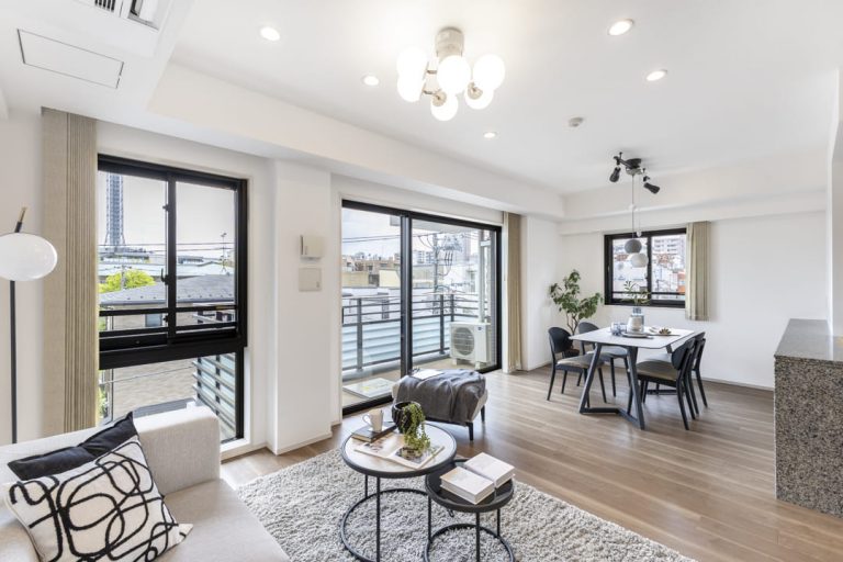 牛込柳町　ゆとりある90㎡超3LDK、南西向きの三方角住戸