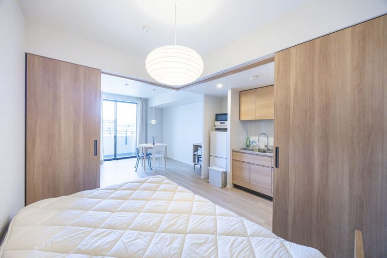 寝室、リビングダイニング