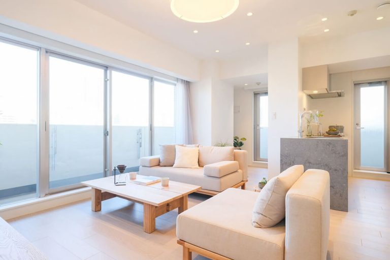 四谷三丁目　新宿の高層ビル群を望む、L字バルコニー付き角住戸