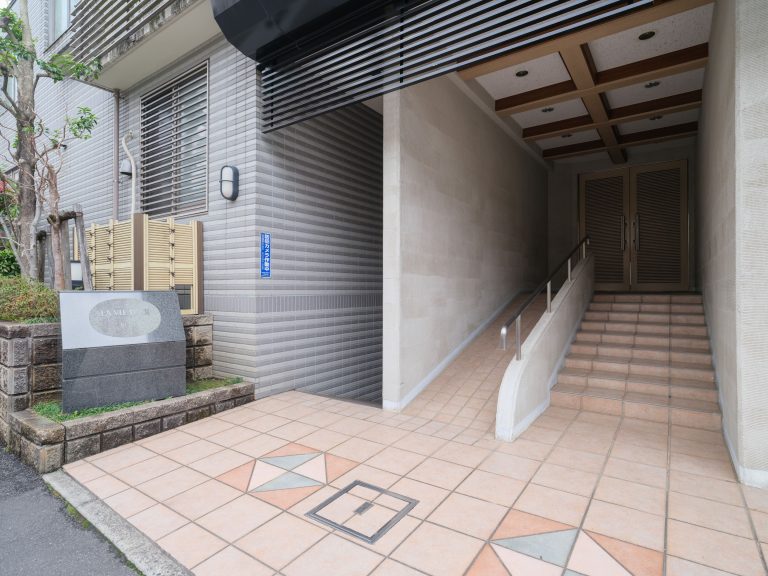 エントランス（スロープ付き）