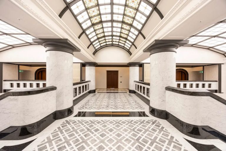 エントランスホール