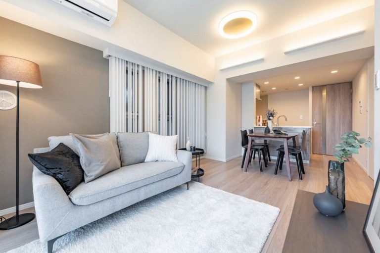 代々木上原　光に満ちる南西角住戸、リノベーションで綴る、愛犬・愛猫との新しい暮らし