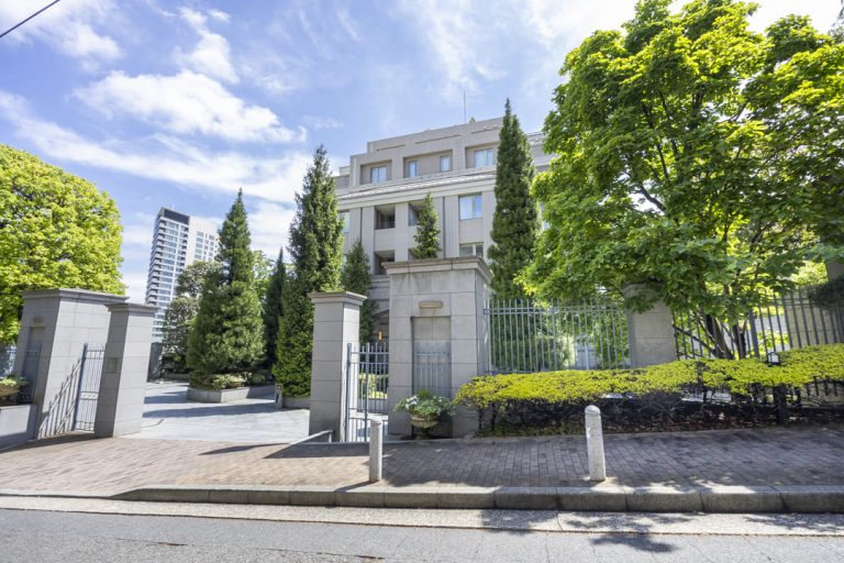 麻布霞町パークマンション　歴史ある美意識を継承するレジデンス、品格を纏う94㎡