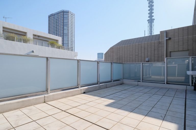 曙橋　26㎡超のルーフバルコニーが日常を彩る、開放的な住まい