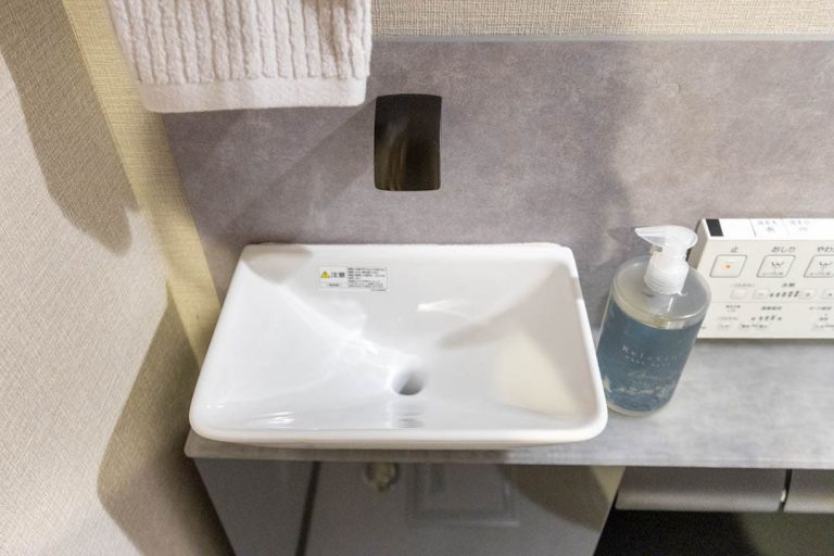 トイレ 独立型の手洗い器