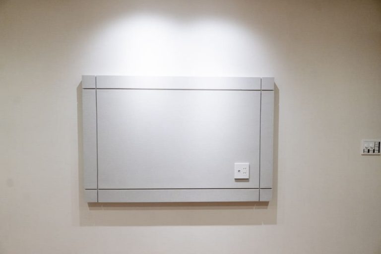 洋室1 壁掛けテレビが設置できるボード