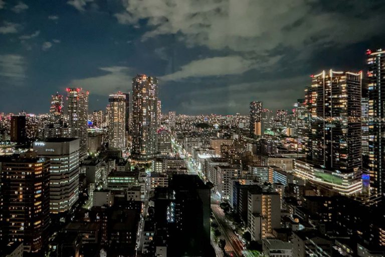勝どきザ・タワー　32階角部屋、ビル群の夜景がダイナミックに広がる贅沢な景色