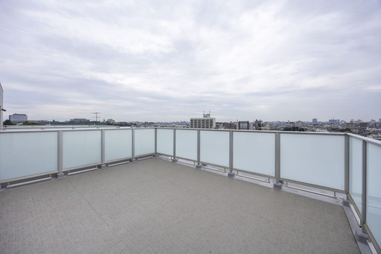 三軒茶屋　青い空が広がる、ゆとりあるルーフバルコニーがある暮らし