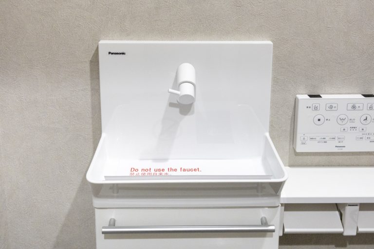 トイレ 独立型の手洗い器　※洋室（16帖）とサービスルーム側にあり