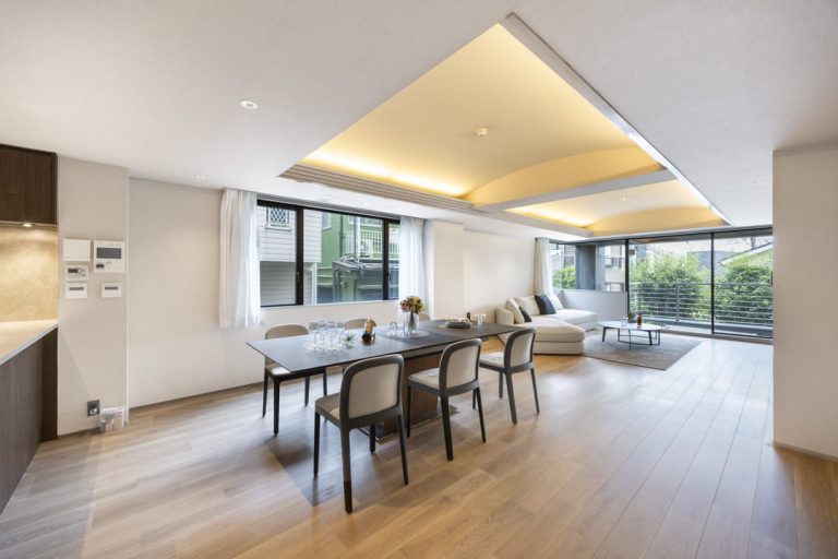 代々木上原マンション　144㎡超×平置き駐車場付き、静穏な住宅街に佇む上質な邸宅