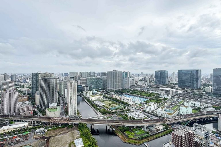 芝浦アイランド ケープタワー　44階部の高層階、ビル群と運河を見下ろす景色