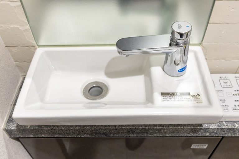 トイレ 独立型の手洗い器