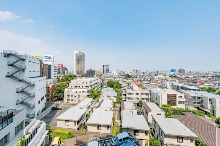 駒沢大学　駅徒歩1分、70㎡超の3方向角住戸