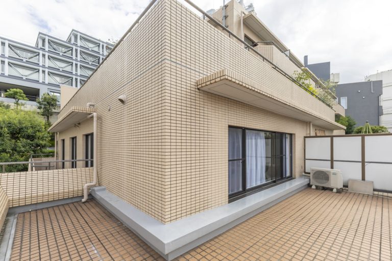 目黒　駅徒歩4分、約33㎡のルーフバルコニーを備えた南西向き3LDK
